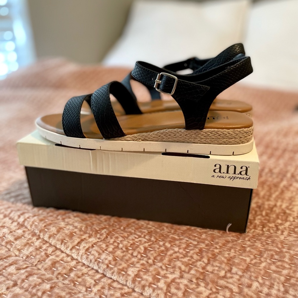 BRAND NEW Strappy black flat sandals with espadrille detail. Size 11.